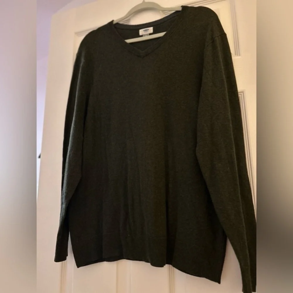Old navy, men’s green knit V-neck sweater, size L